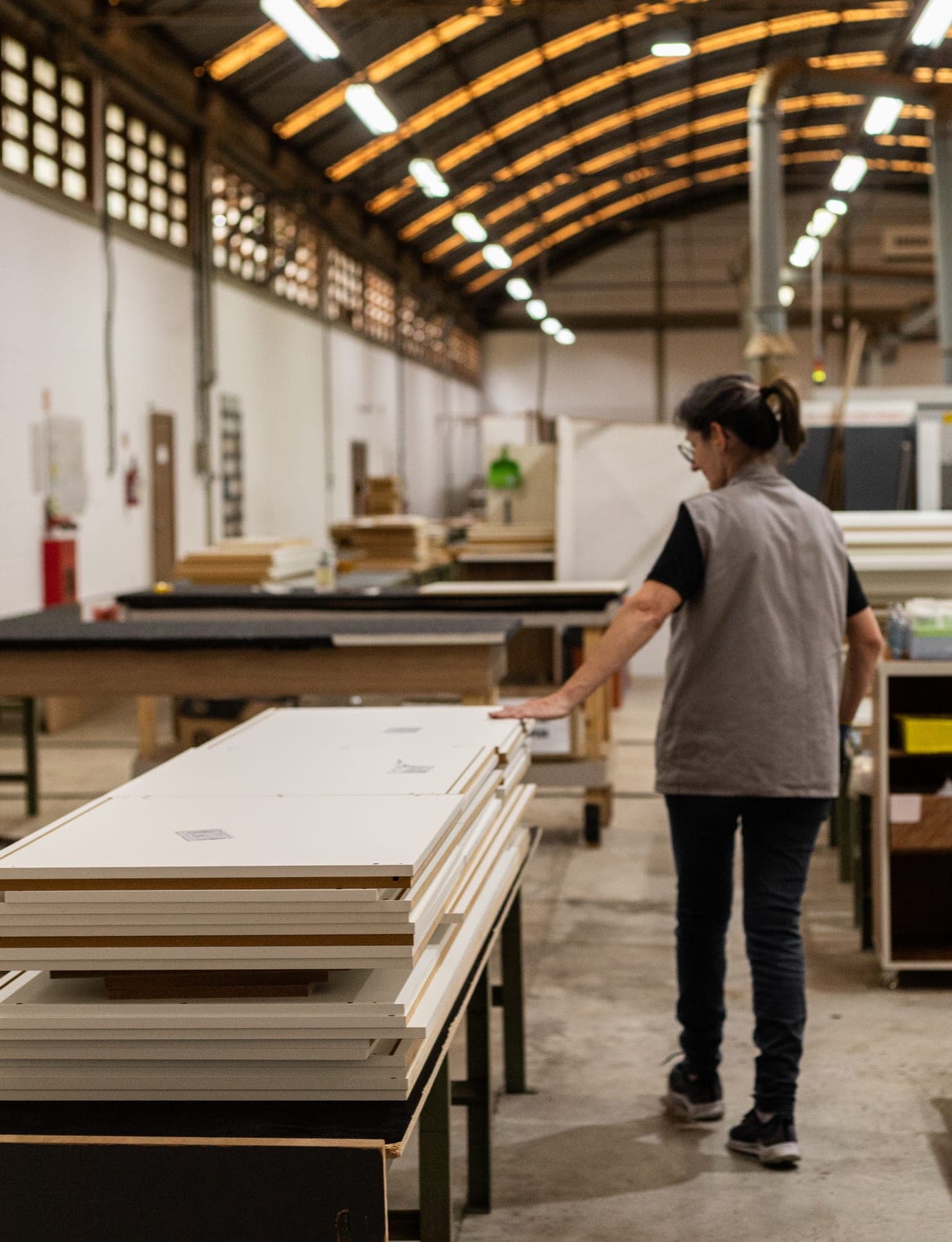 Colaboradora na linha de produção da fábrica parceira Mobles