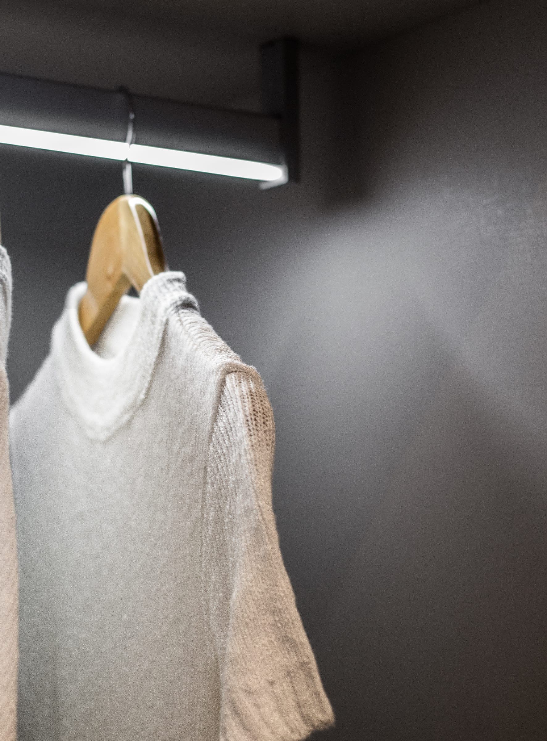 Cabideiro iluminado por LED dentro de closet grafite